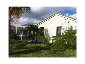 824 Savannah Falls Dr in Weston, FL - Building Photo - Building Photo