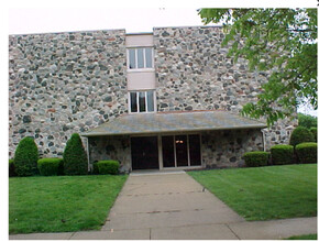 IMPERIAL HOUSE APARTMENTS in Kenosha, WI - Foto de edificio - Building Photo