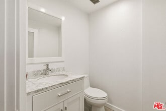 1131 Alta Loma Rd in West Hollywood, CA - Building Photo - Building Photo