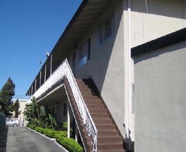 834 Victor Ave in Inglewood, CA - Foto de edificio - Building Photo