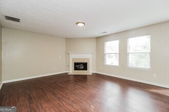 9494 Lakeview Rd in Union City, GA - Building Photo - Building Photo