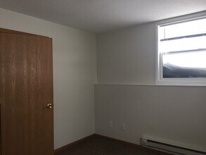 2207 S 12th St in Grand Forks, ND - Foto de edificio - Building Photo