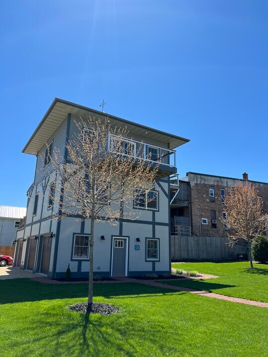 19 5th Ave in New Glarus, WI - Building Photo