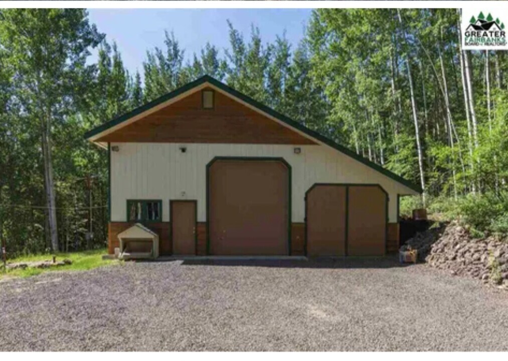 2587 Lunar Ln in Fairbanks, AK - Building Photo