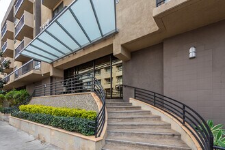 7320 Hawthorn Ave, Unit #300 Penthouse Loft in Los Angeles, CA - Building Photo - Building Photo