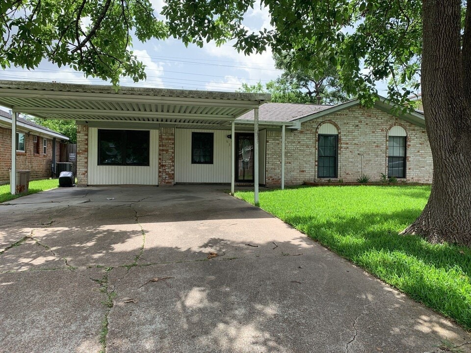 618 Overbluff St in Channelview, TX - Building Photo