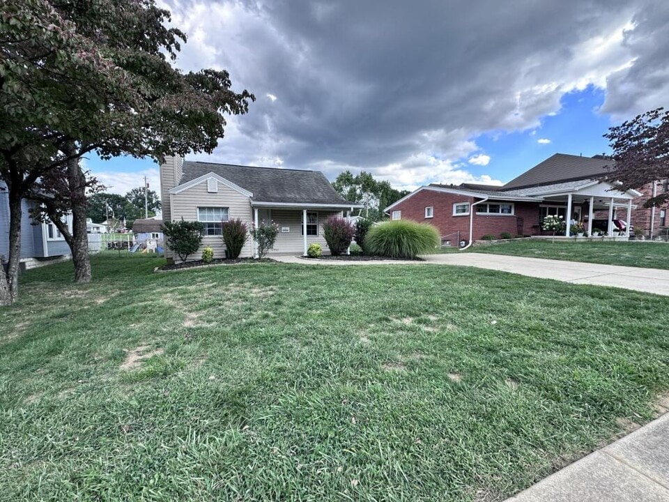 4406 Grand Central Ave in Vienna, WV - Building Photo