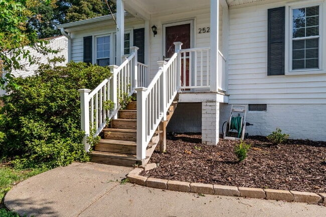 2520 Hickory Knoll Ln