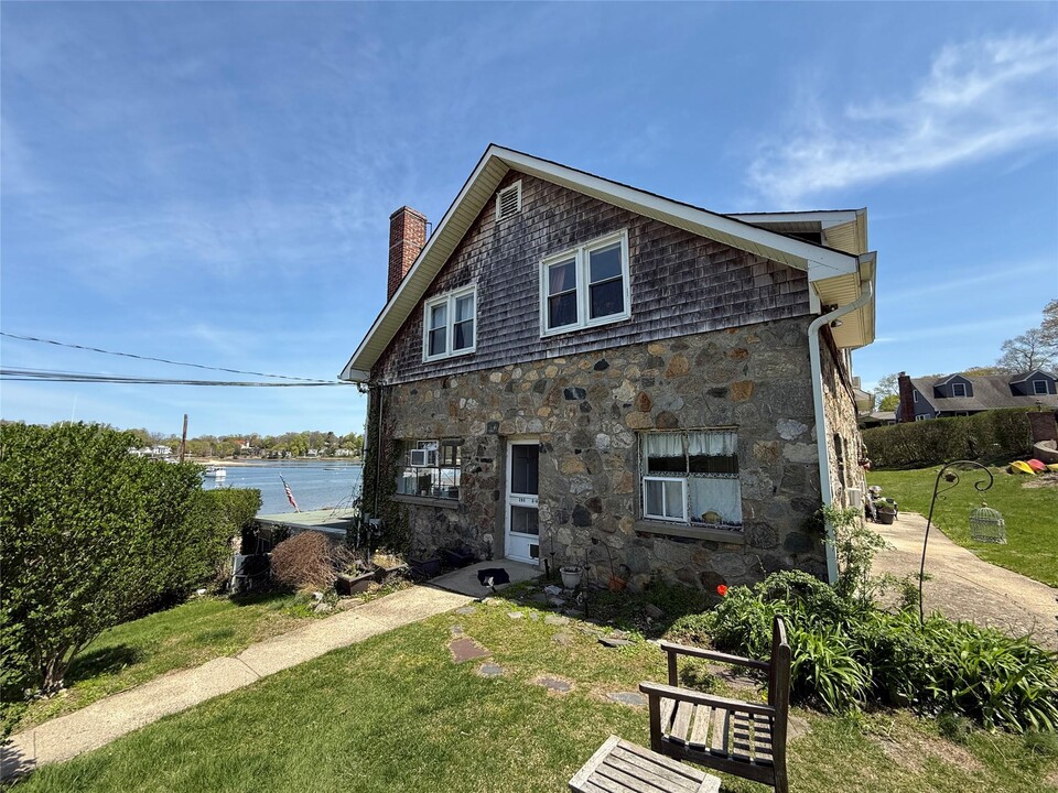 293 W Shore Rd in Huntington, NY - Building Photo