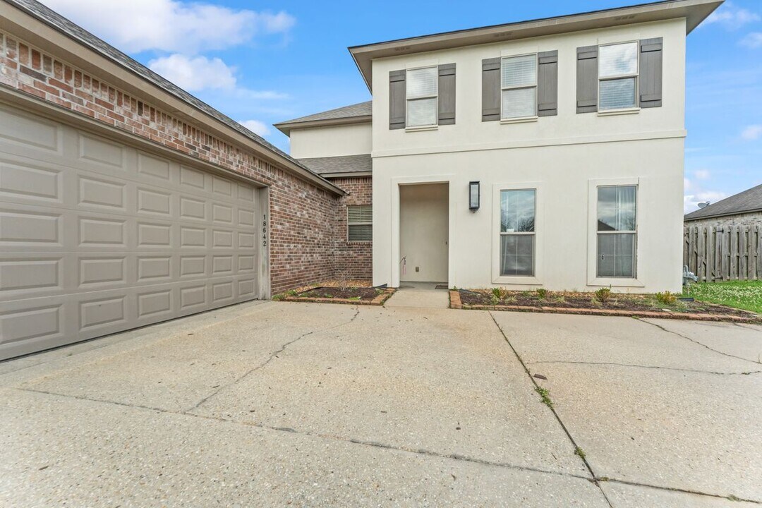 18642 Lake Harbor Ln in Prairieville, LA - Foto de edificio