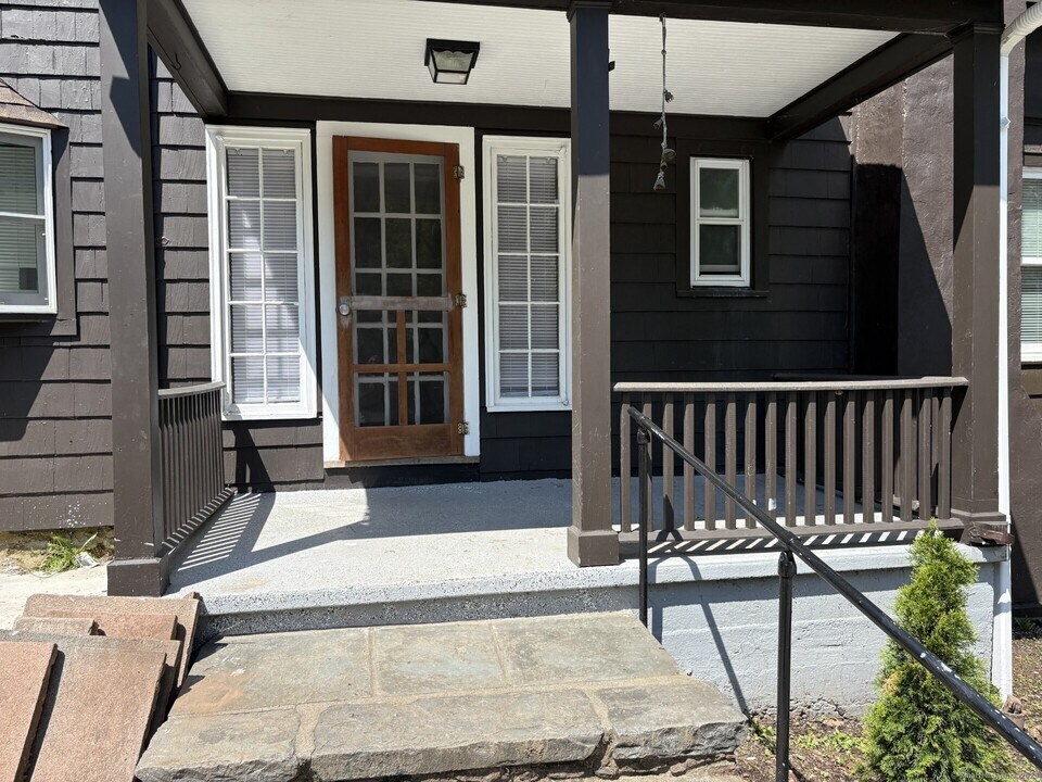 28 Hilltop Rd in Cheshire, CT - Building Photo
