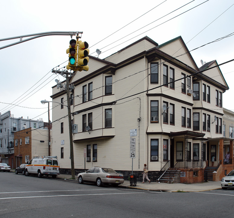 142 47th St in Union City, NJ - Building Photo