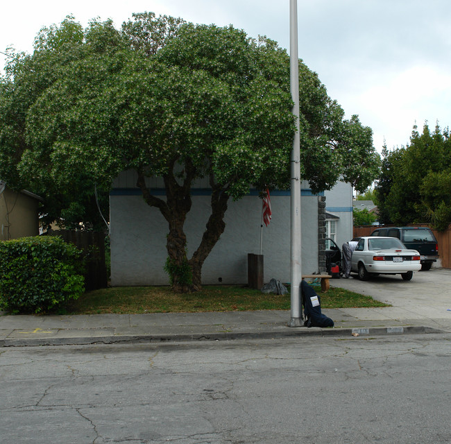 517-519 E Santa Inez Ave in San Mateo, CA - Foto de edificio - Building Photo