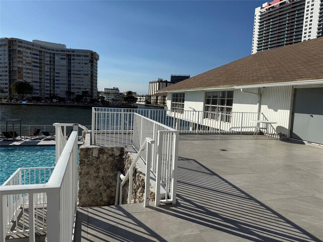 1849 S Ocean Dr in Hallandale Beach, FL - Building Photo - Building Photo