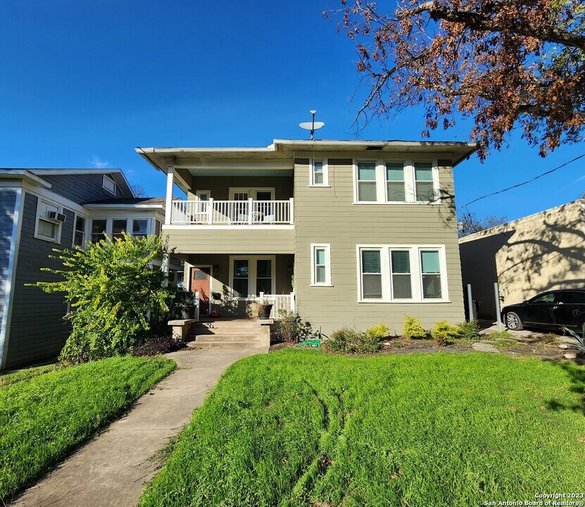 415 W Mistletoe Ave, Unit 415 2 in San Antonio, TX - Building Photo