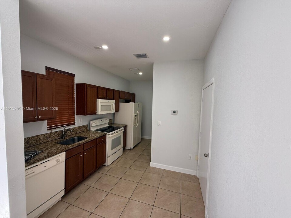 9061 SW 169th Ct in Miami, FL - Building Photo