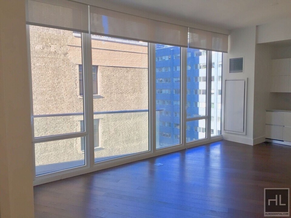 East 44th Street in New York, NY - Building Photo