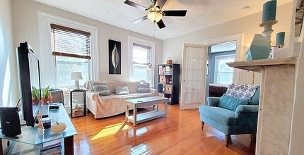 147 W Wyoming Ave, Unit 2 in Melrose, MA - Foto de edificio - Building Photo
