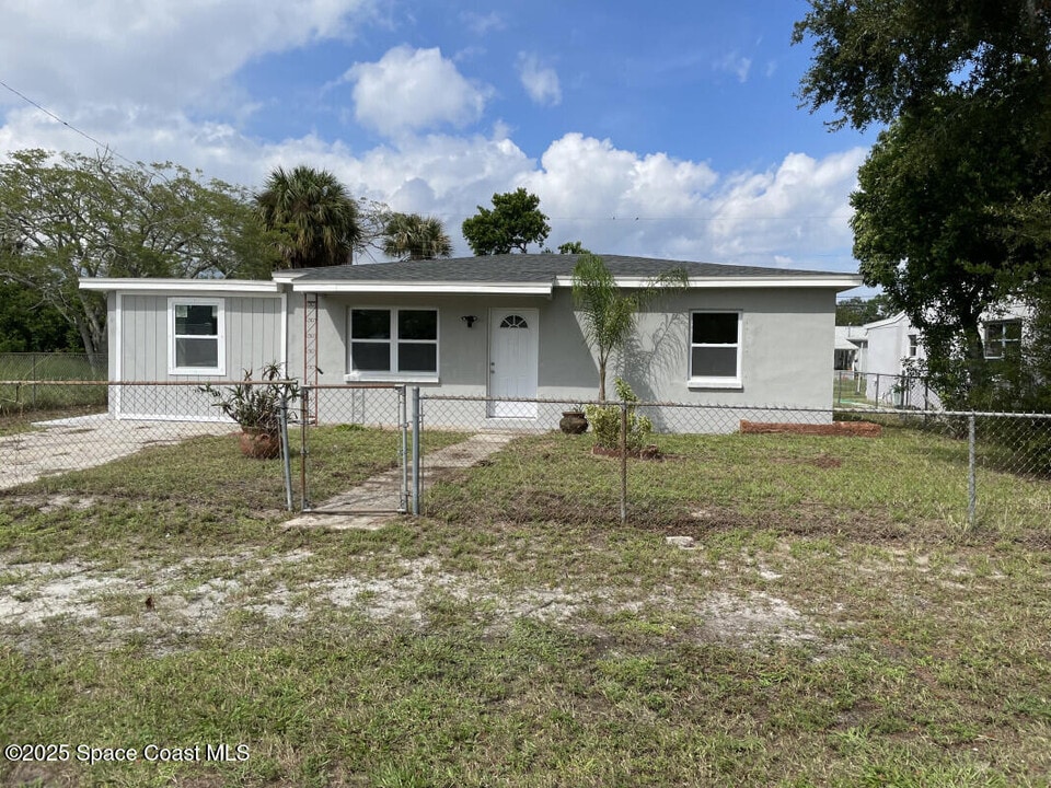 1060 Olive St in Cocoa, FL - Building Photo