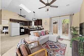 75 Pedernales St in Austin, TX - Foto de edificio - Building Photo