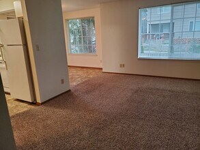 1104 Creekwood Ct SE, Unit C in Olympia, WA - Building Photo - Building Photo