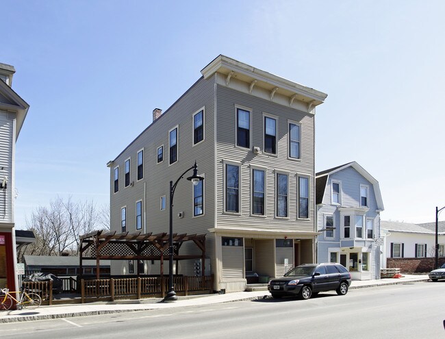 145 Main St in Newmarket, NH - Foto de edificio - Building Photo