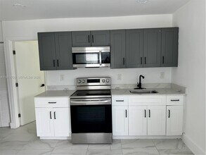 1445 NW 34th St in Miami, FL - Building Photo - Building Photo