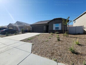 7915 Honeydew Dr in Bakersfield, CA - Building Photo - Building Photo