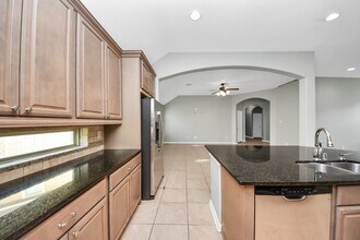 2402 Village Lakes Dr in Katy, TX - Building Photo - Building Photo