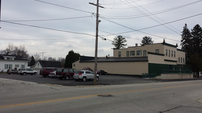 506 Forest Home Dr in Francis Creek, WI - Foto de edificio - Building Photo