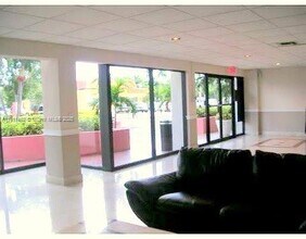 7904 West Dr in North Bay Village, FL - Foto de edificio - Building Photo