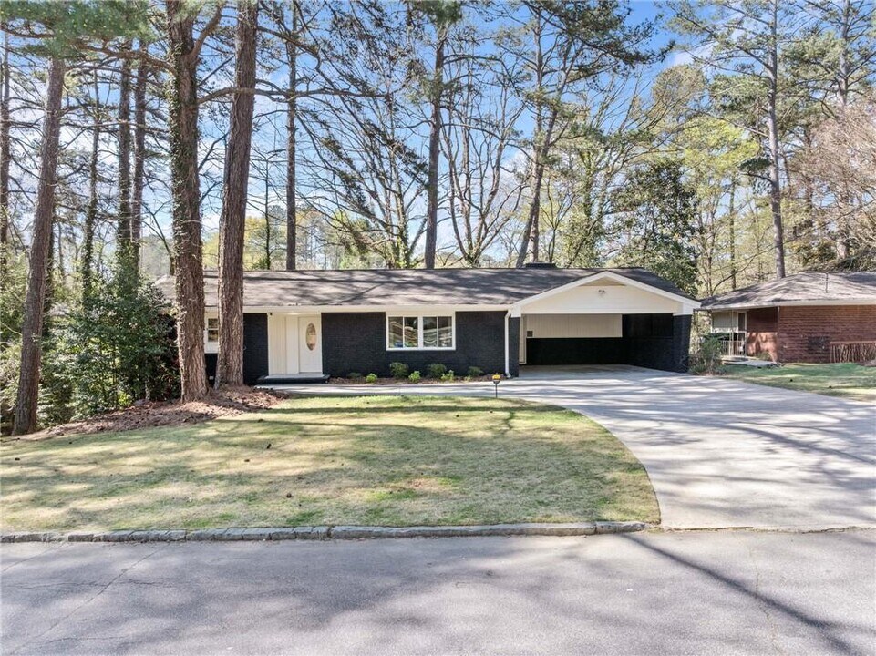 1749 N Holly Ln NE in Atlanta, GA - Building Photo