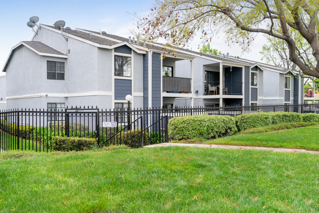 Hampton Court Apartments in Chino, CA - Foto de edificio