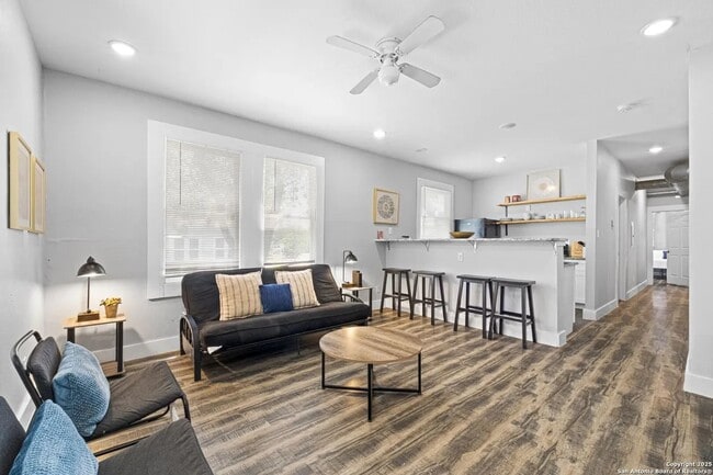 402 E Dewey Pl, Unit 101 in San Antonio, TX - Building Photo - Building Photo