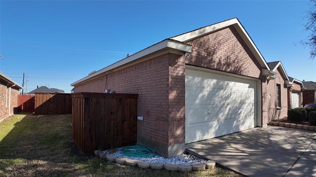 901 Lone Pine Dr in Little Elm, TX - Foto de edificio - Building Photo