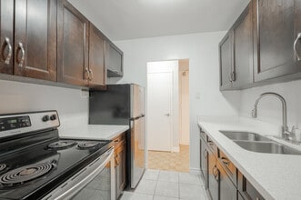 Serena Court in Toronto, ON - Building Photo - Building Photo