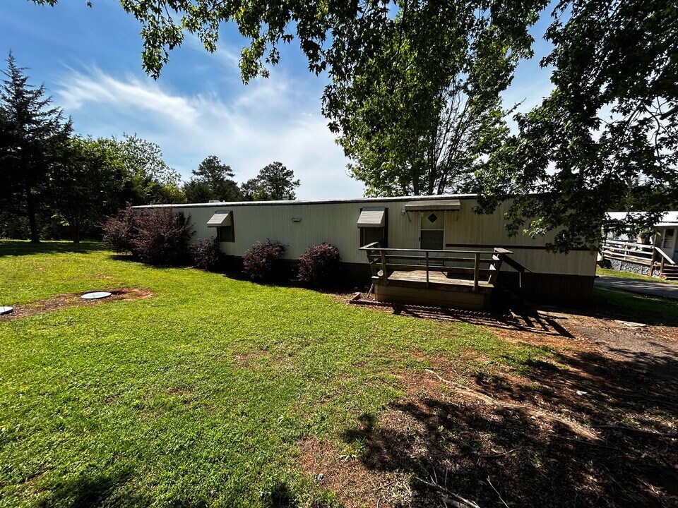 1111 Alexandria Rd SW in Jacksonville, AL - Building Photo