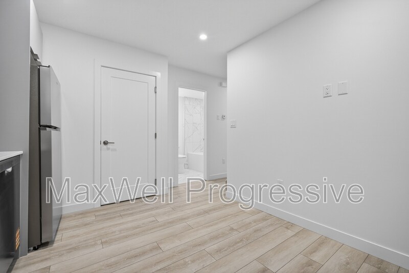 10425-10470 70 Ave NW in Edmonton, AB - Building Photo