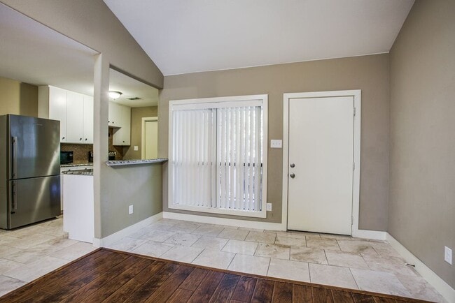 6646 E Lovers Ln, Unit 910 in Dallas, TX - Foto de edificio - Building Photo