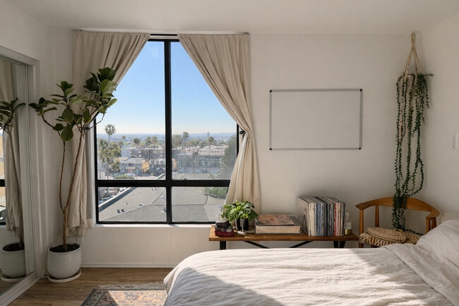 7320 Hawthorn Ave, Unit 321 in Los Angeles, CA - Foto de edificio - Building Photo