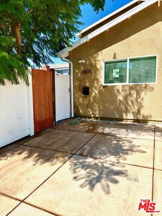 6505 Capistrano Ave in Los Angeles, CA - Building Photo