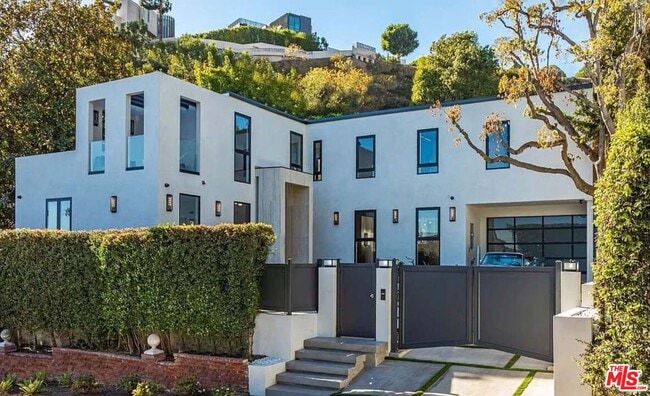 1271 Sunset Plaza Dr in Los Angeles, CA - Building Photo - Building Photo