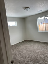 1328 W Javelin St in Moses Lake, WA - Foto de edificio - Building Photo