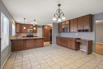 8763 Lurline Ave in Winnetka, CA - Foto de edificio - Building Photo
