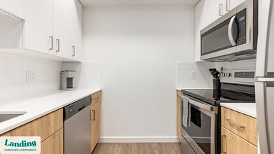 1055 N Anchor Way in Portland, OR - Foto de edificio - Building Photo