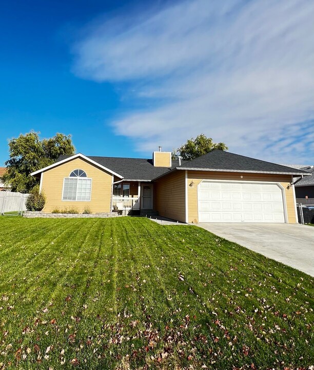 1346 E Sandpiper Cir in Moses Lake, WA - Foto de edificio