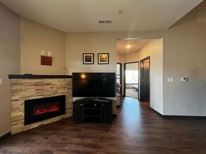 2863 Spring Rose Cir in Coralville, IA - Building Photo - Building Photo