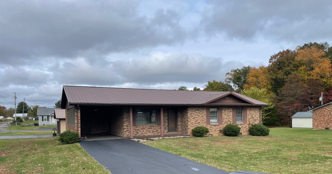 10 Holland Ct in Russell Springs, KY - Building Photo