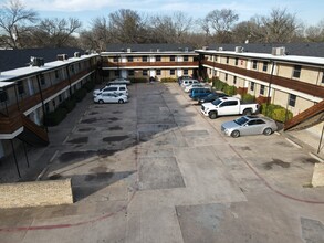 Hampton Gardens in Desoto, TX - Building Photo - Building Photo