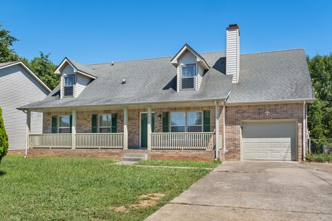 979 Peachers Mill Rd in Clarksville, TN - Building Photo